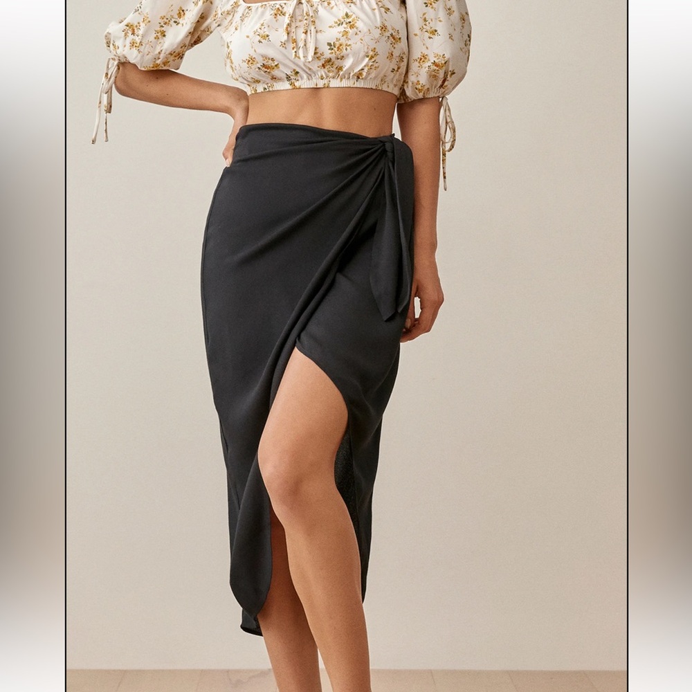 REFORMATION Taglio Skirt Size Small. Black.